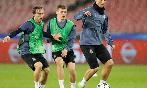 Chùm ảnh: Ronaldo và đồng đội 'quần' nhau giữa cơn mưa nước Ý