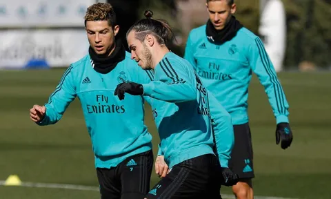 Ronaldo và Gareth Bale so kè trên sân tập