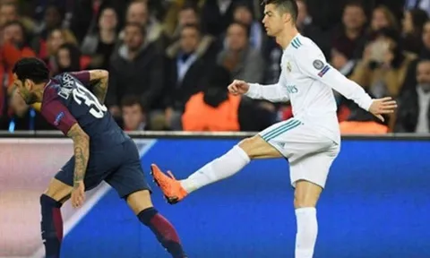 Ronaldo vung chân đá Dani Alves khi bị thổi việt vị