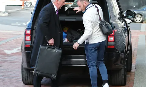 Rooney bị đồng đội bỏ rơi trước trận đấu với West Brom