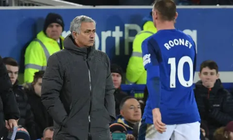 Rooney bước ngang, Mourinho xem như người vô hình