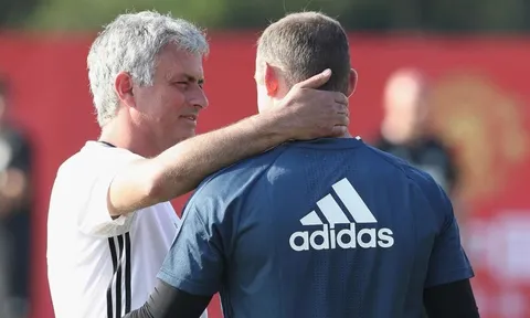 Rooney: "Mourinho xứng đáng kế vị Sir Alex"