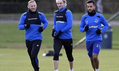 Rooney tươi cười chào đón Walcott trong buổi tập đầu tiên