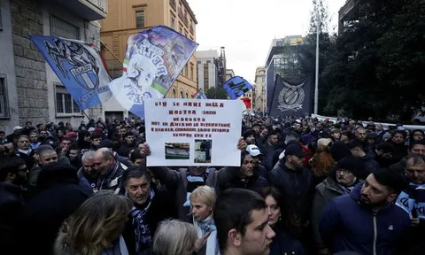 CĐV Lazio bao vây trụ sở FIGC phản đối công nghệ VAR