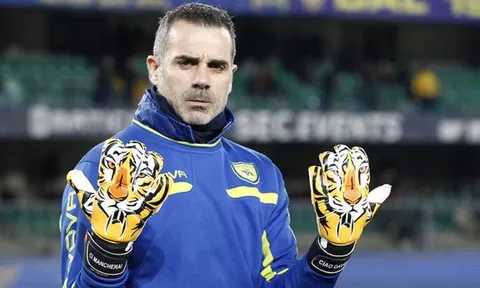 Thủ môn Chievo đeo găng tay hổ dữ để tưởng nhớ Astori