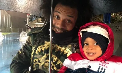 Marcelo hóa 'anh trai mưa' che chở con trai trên sân tập