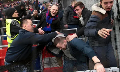 Hooligan Nga choảng nhau tưng bừng trong trận CSKA Moscow đấu Zenit St Petersburg