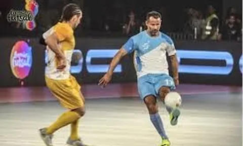 Ryan Giggs phô diễn kỹ thuật trên sân futsal