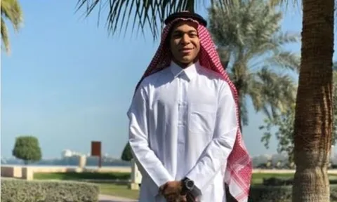 Nhập gia tùy tục, Mbappe lạ hoắc từ đầu đến chân