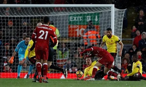 Salah hủy diệt Watford ngay cả khi đã té ngã