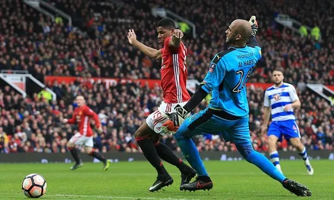 Sân Old Trafford bật cười khi thủ môn biếu bàn thắng cho M.U