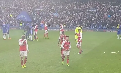 Oezil lắc đầu ngao ngán vì Sanchez
