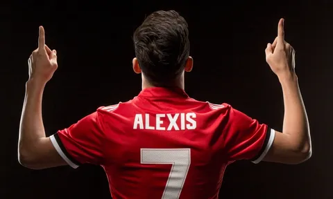 CĐV Man Utd phấn khích trong ngày đón Alexis Sanchez