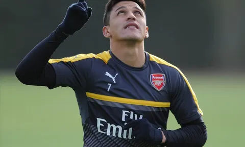 Sanchez ăn mừng trên sân tập, quyết tâm đánh bại Chelsea
