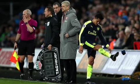 Sanchez cay cú khi bị thay ra, HLV Wenger nói gì?