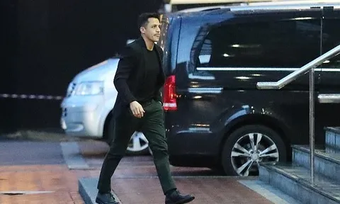 Sanchez dắt cún cưng tới Lowry, chờ ra mắt Man Utd