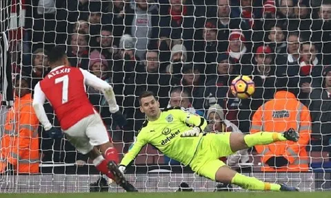 Sanchez panenka, Arsenal thoát hiểm đúng phút cuối