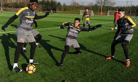 Sanchez tả xung, hữu đột trên sân tập của Arsenal