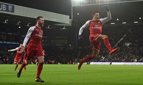 Sanchez tỏa sáng, Arsenal vẫn mất điểm trước đội bét bảng