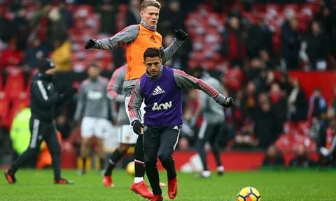 Sanchez trông nhỏ bé so với đàn em trên sân Old Trafford