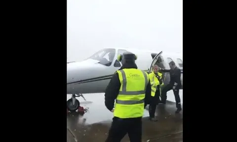 Sanchez vội vã lên phi cơ bay tới Manchester