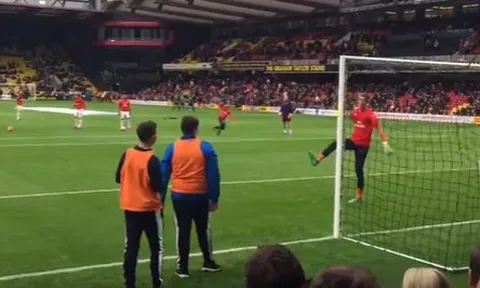 Sanchez vuốt bóng làm fan mê mệt trong lúc khởi động