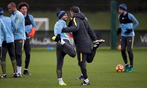 Sao Man City đội mưa rét, sẵn sàng chiến Everton