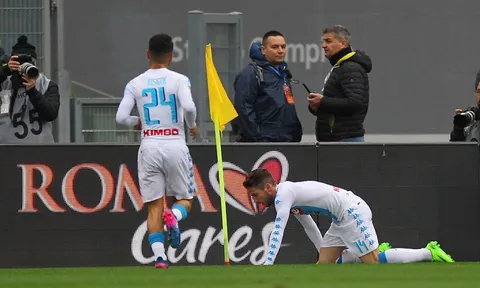 Sao Napoli ăn mừng bàn thắng bằng cách 'hóa chó'