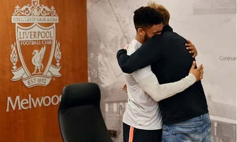 Sao trẻ Liverpool bật khóc khi nhận bản hợp đồng mới