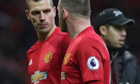 Schneiderlin bị bít đường rời Man Utd