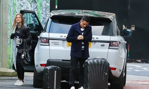 Sau tất cả, bạn gái theo Alexis Sanchez đến khách sạn Lowry