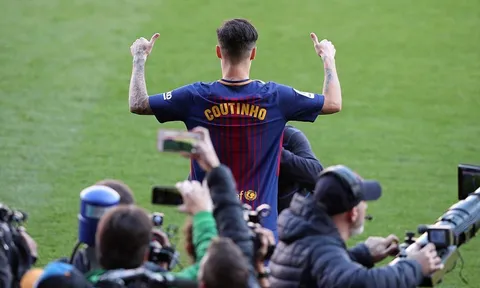 Sau tất cả, Coutinho lần đầu đặt chân lên thảm cỏ Camp Nou