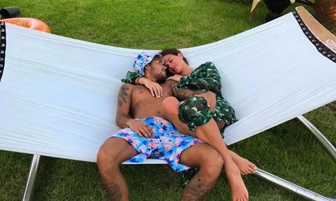 Sau tất cả, Neymar lại ngã vào vòng tay người đẹp
