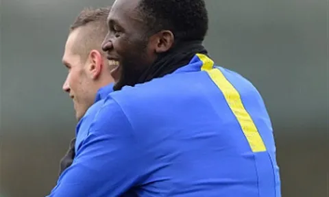 Schneiderlin 'thả thính' với Lukaku ngay trên sân tập