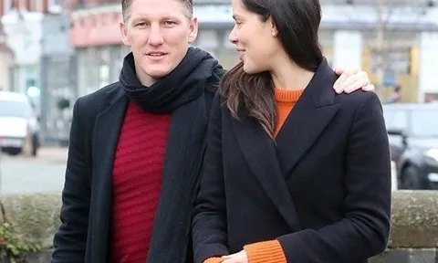 Schweinsteiger cùng vợ ăn mừng 'món quà' của Mourinho