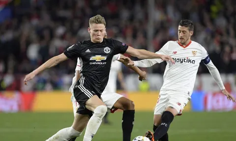 Scott McTominay trong vòng vây của cầu thủ Sevilla