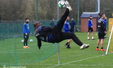 Seedorf thể hiện kỹ năng 'siêu khủng', học trò há hốc mồm