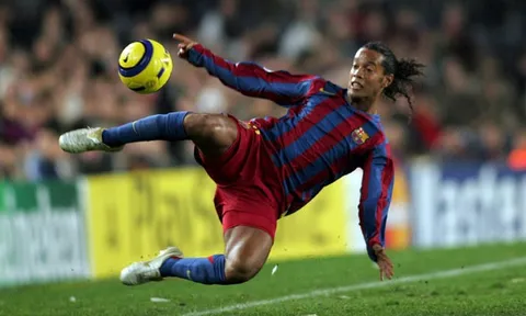 Siêu phẩm của Ronaldinho vào lưới Osasuna (La Liga, 2004)