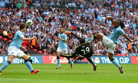 Siêu phẩm móc bóng của Demba Ba vào lưới Manchester City