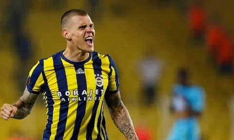 Siêu phẩm solo từ giữa sân của Martin Skrtel