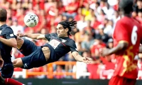 Siêu phẩm xe đạp chổng ngược của Radamel Falcao