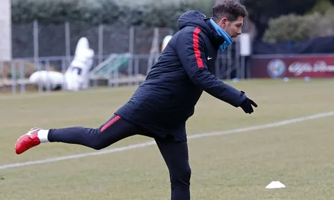 Simeone trổ tài sút bóng trên sân tập Atletico
