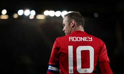 Sir Alex phản ứng ra sao trong ngày Rooney đi vào lịch sử?