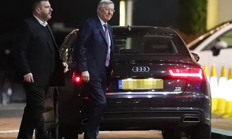 Sir Alex theo chân Man Utd đến khách sạn Lowry