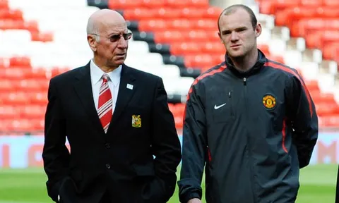 Sir Bobby Charlton thấy buồn khi bị Rooney vượt mặt
