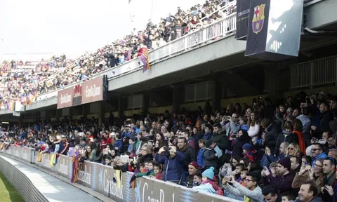 Số NHM 'khủng' kéo đến xem Barca đá tập