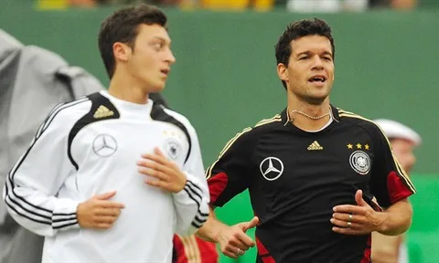 So sánh tài năng của Mesut Oezil và Michael Ballack