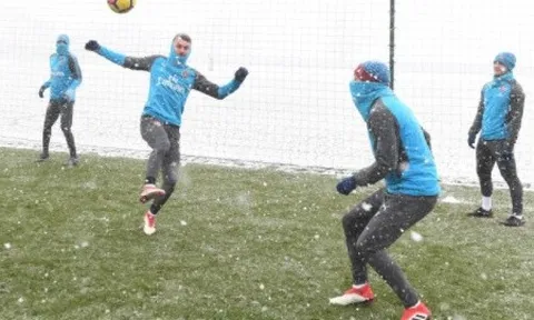 Sợ Wenger nhận "trát sa thải", Pháo thủ vùi mình tập luyện dưới tuyết