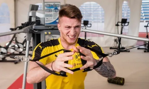 'Soái ca' Reus một mình nhăn nhó trong phòng tập của Dortmund