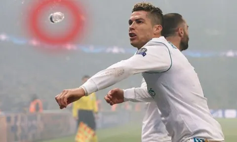 SỐC! Ronaldo suýt lãnh nguyên chai nước vào mặt